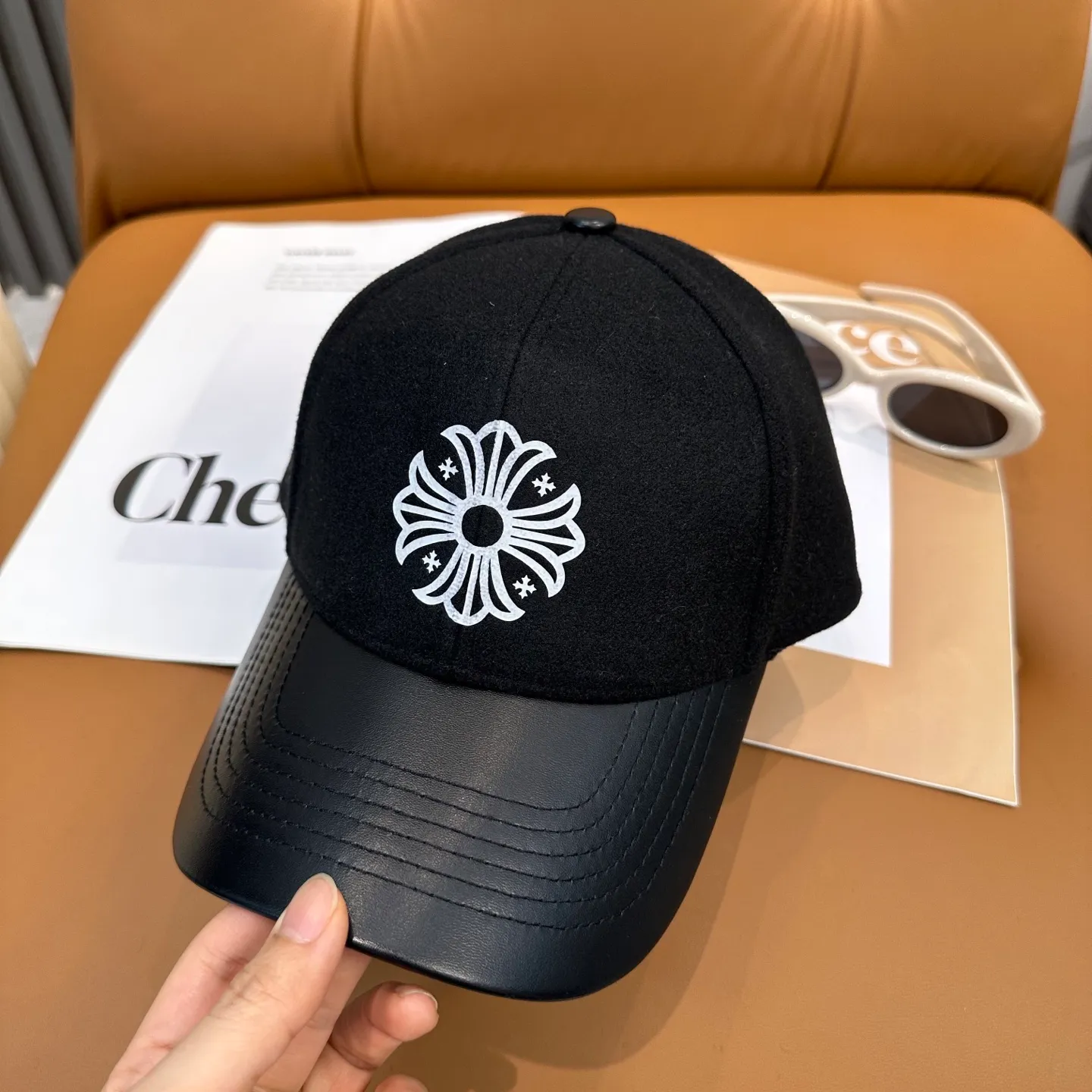 P80 Crow Heart's new autumn and winter fur-stitched baseball cap. It's full of autumn and winter atmosphere. The quality is great. The deepening of the hat shape makes it more elegant. It's very nice for both men and women. It's a classic among classics. It goes well with daily wear. Casual and fashionable.